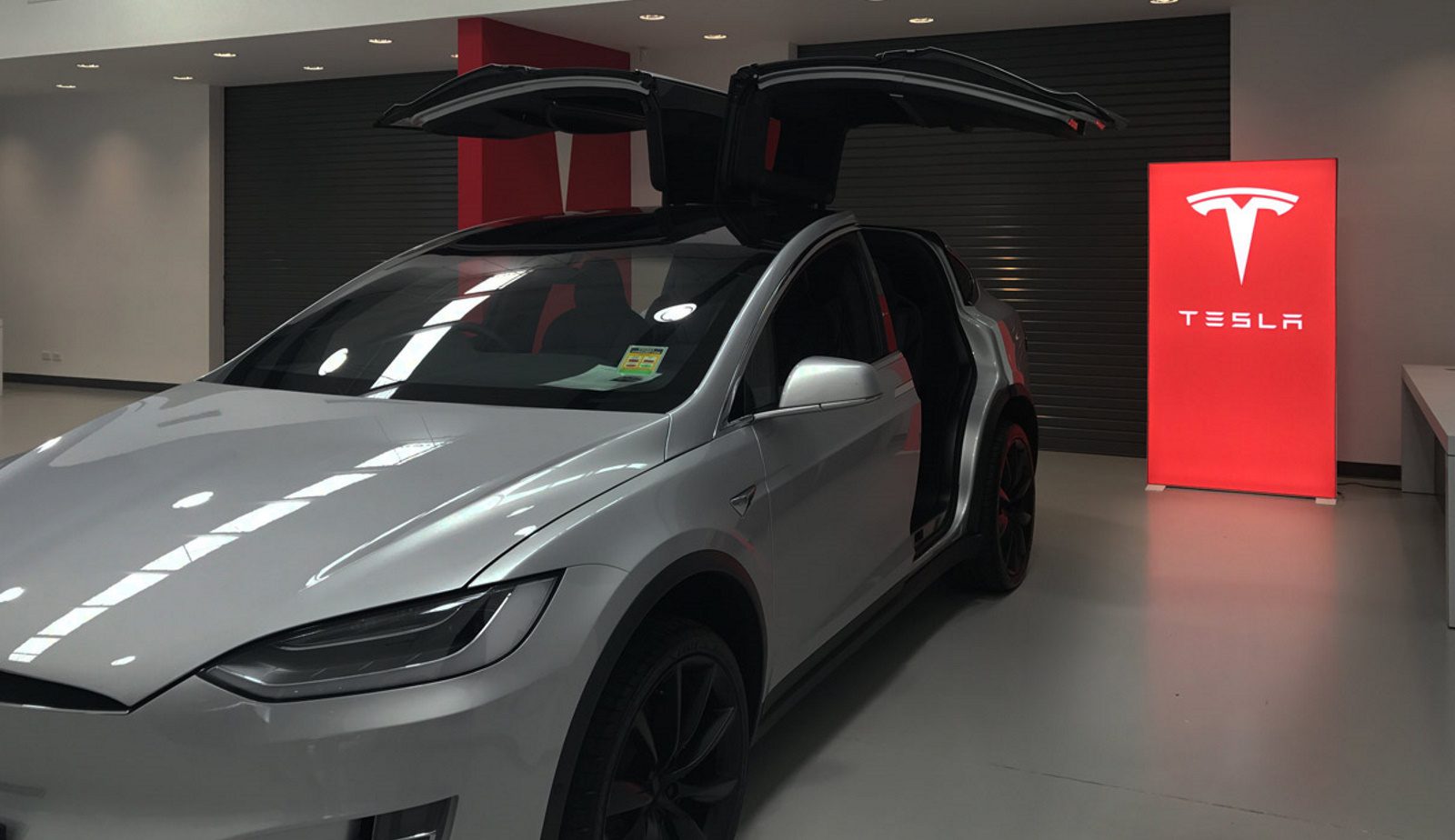 Showroom tesla 1600x924