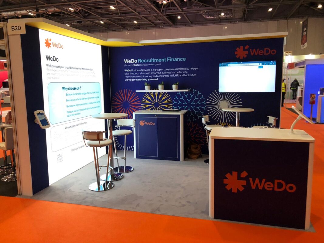 4m x 3m with ligthbox wall and one screen